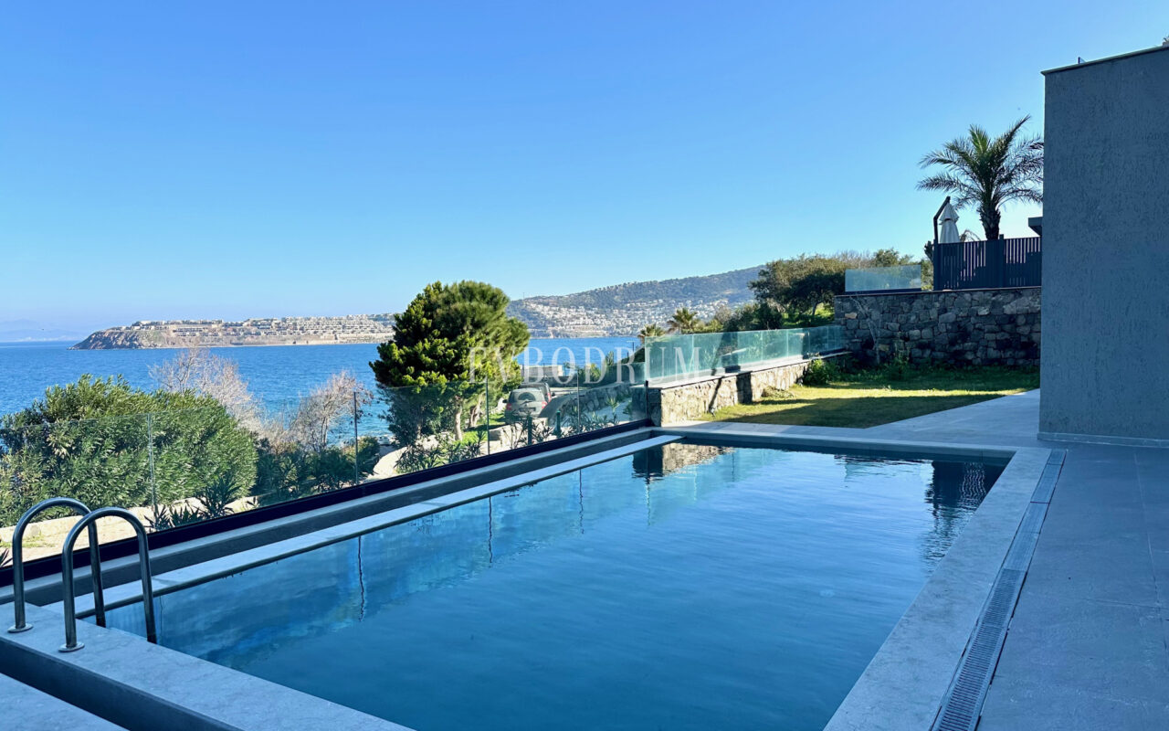 Ön sırada, havuzlu ve plaja erişimli yeni villa