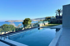 Ön sırada, havuzlu ve plaja erişimli yeni villa