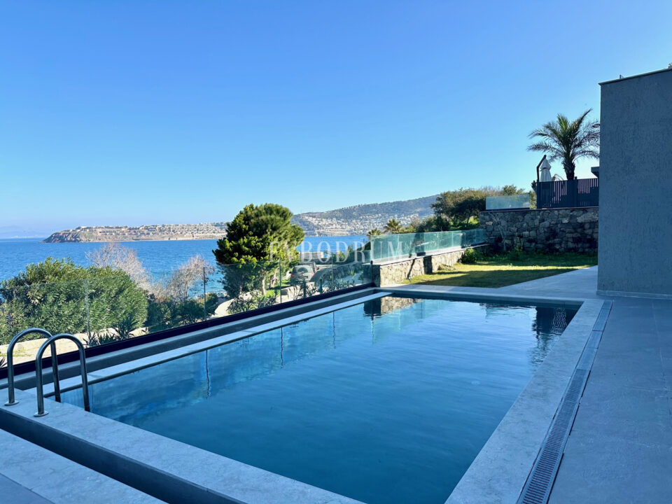 Ön sırada, havuzlu ve plaja erişimli yeni villa – Görsel 14