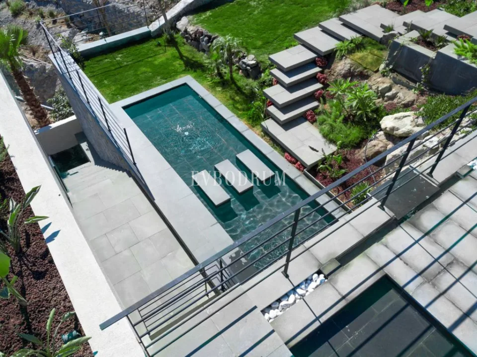 Bitez’de özel havuzlu, geniş ve lüks villa