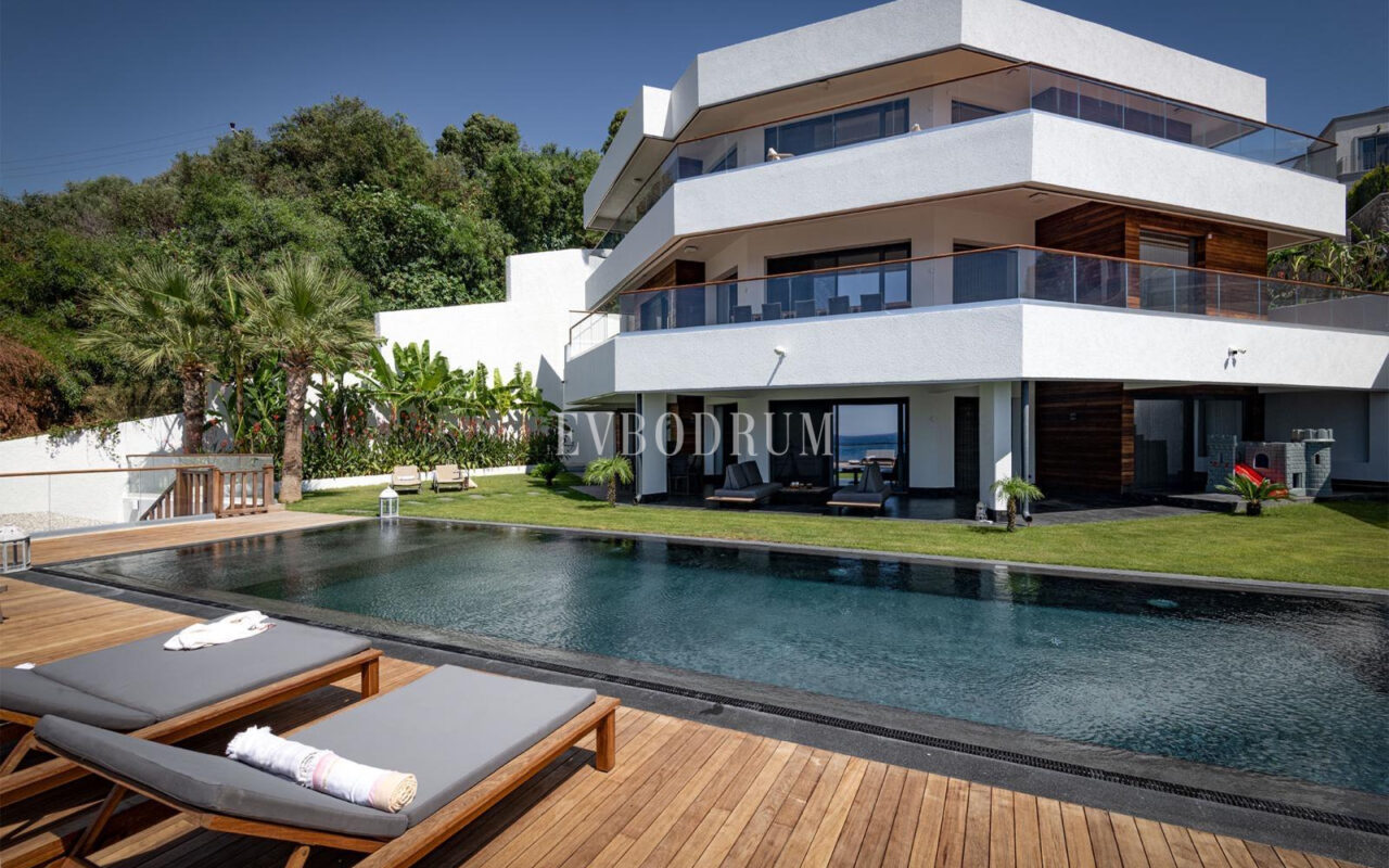 Yalıkavak'ta denize sıfır, özel iskeleli lüks villa