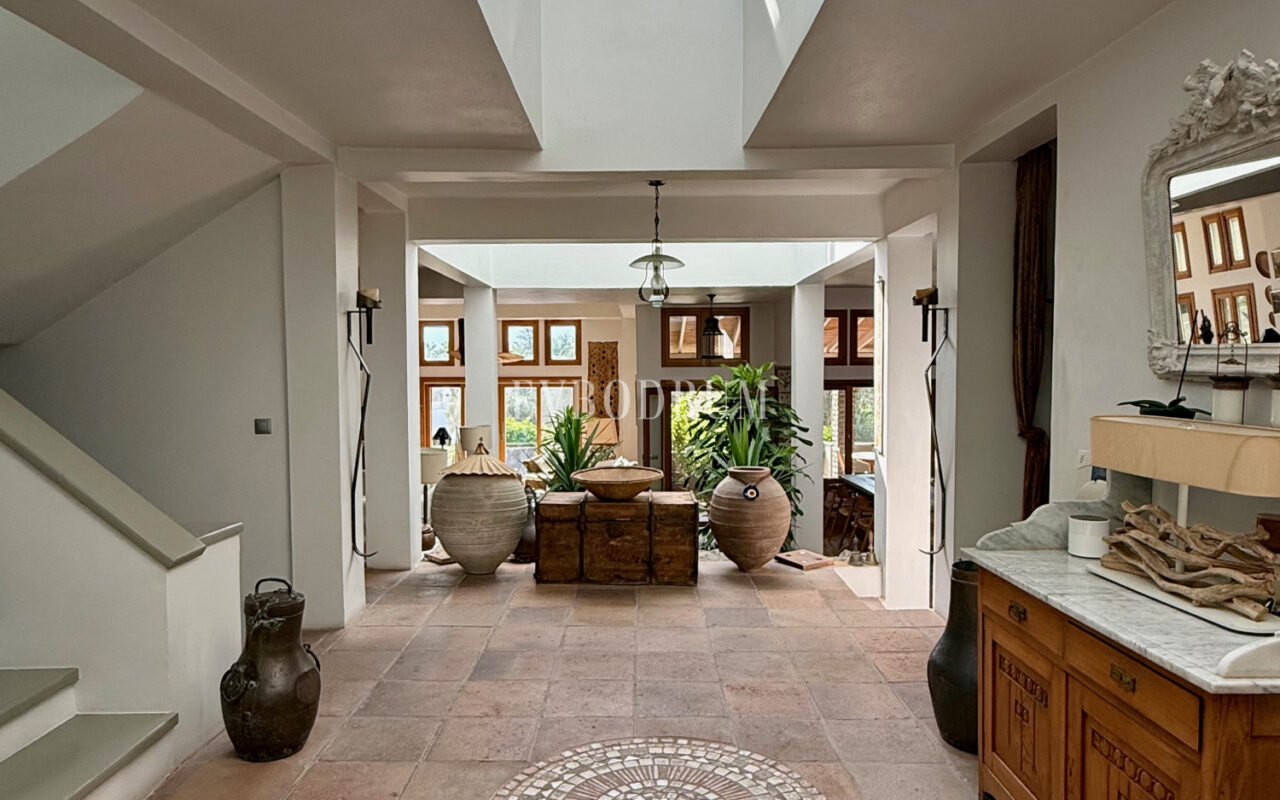 Plaja yürüme mesafesinde, havuzlu ve bahçeli geniş villa