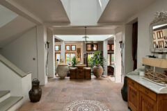 Plaja yürüme mesafesinde, havuzlu ve bahçeli geniş villa