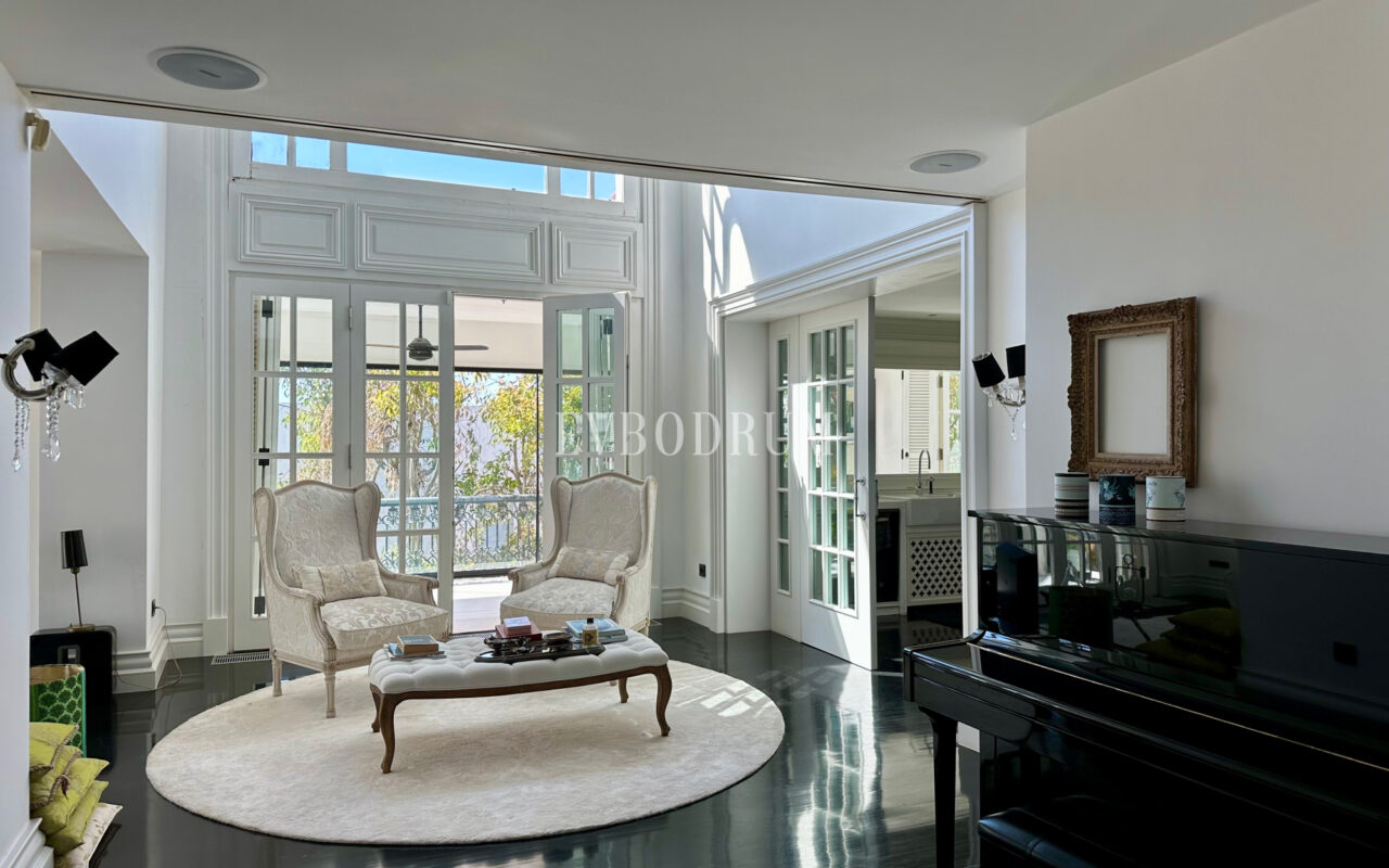 Zarif ve özel, havuzlu, manzaralı şehir evi