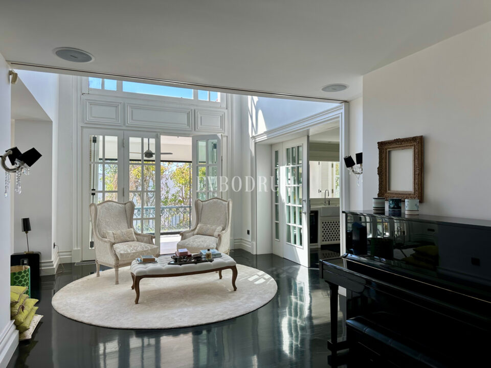 Zarif ve özel, havuzlu, manzaralı şehir evi – Görsel 20