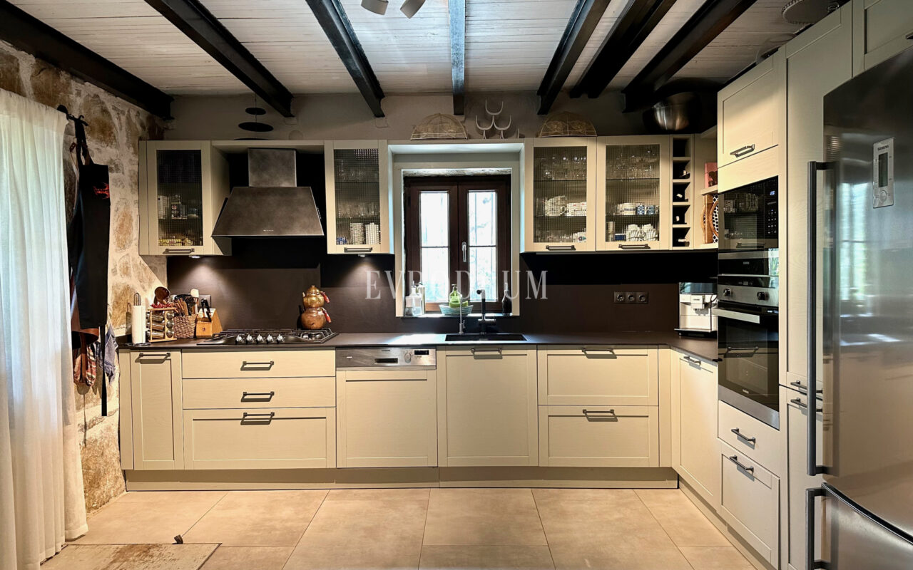 7.970 m2 arazi içinde harika, havuzlu taş ev ve misafirhanesi