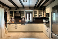 7.970 m2 arazi içinde harika, havuzlu taş ev ve misafirhanesi