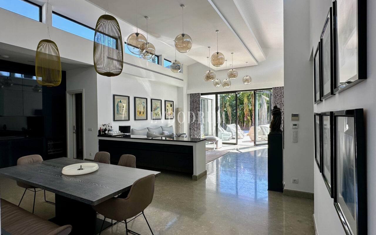 Bitez’de 2 Havuzlu, Misafir Evli Büyük Bahçeli Villa