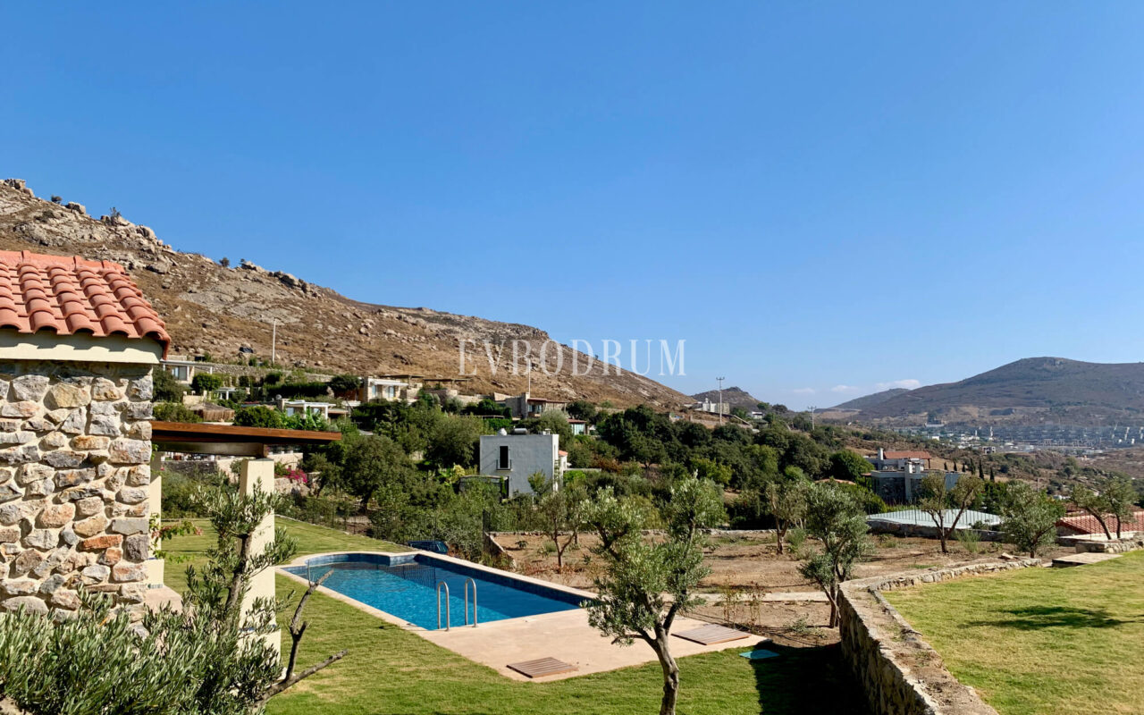 Gümüşlük'te bahçe içinde, havuzlu villa