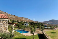 Gümüşlük'te bahçe içinde, havuzlu villa