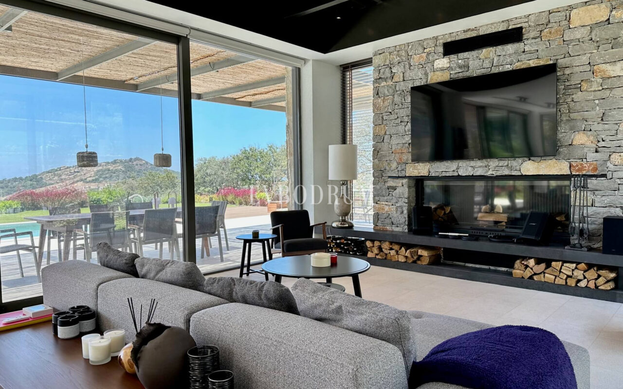 Modern, havuzlu ve geniş bahçeli villa