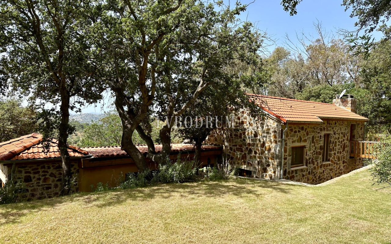 Gümüşlük, Karakaya’da bahçe içinde müstakil taş villa