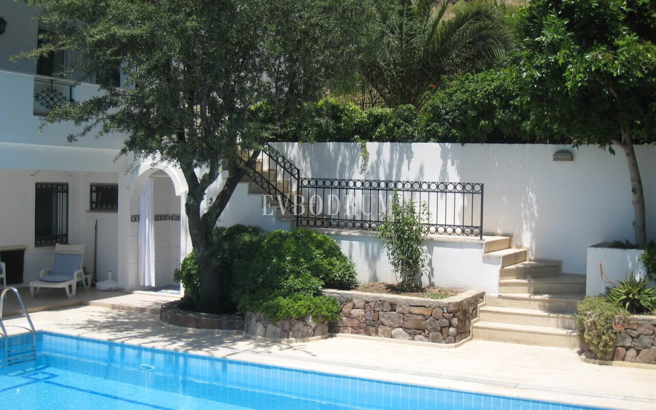 Yalikavak Küdür, önü kapanmaz deniz manzaralı 3 katlı villa