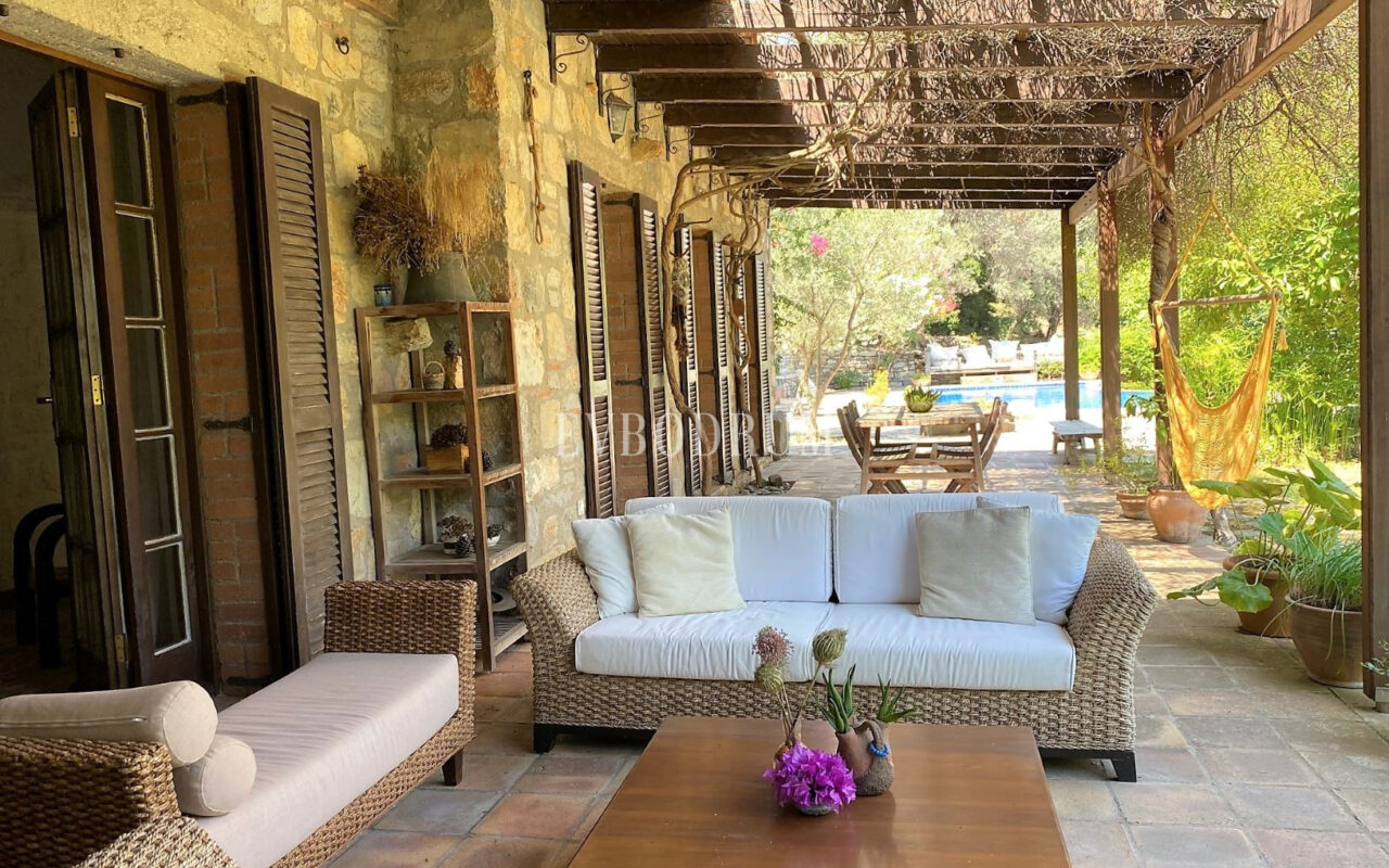 Geniş Bahçeli ve Özel Havuzlu Kiralık Taş Ev