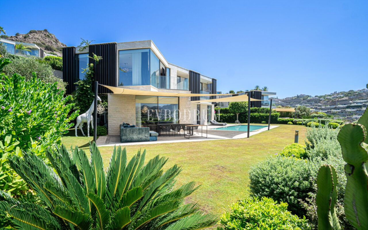 Plajlı sitede, özel havuzlu villa