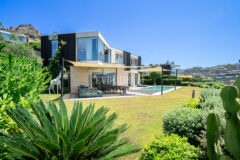 Plajlı sitede, özel havuzlu villa