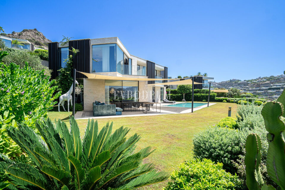 Plajlı sitede, özel havuzlu villa