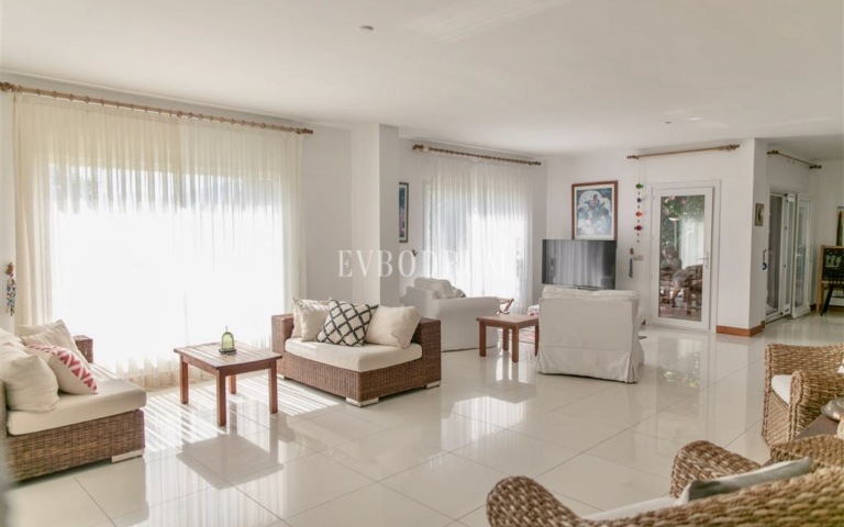 Sezonluk Kiralık: Gündoğan’da Özel Havuzlu Geniş Villa – Living Room