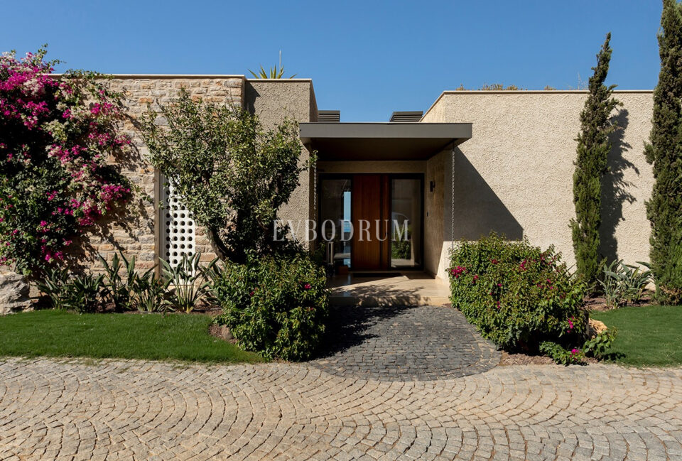 Yeni Proje: Denize Sıfır, Geniş, Havuzlu villa – Villa Entrance1
