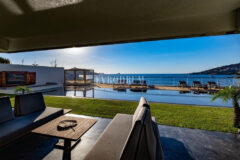 Yalıkavak'ta denize sıfır, özel iskeleli lüks villa