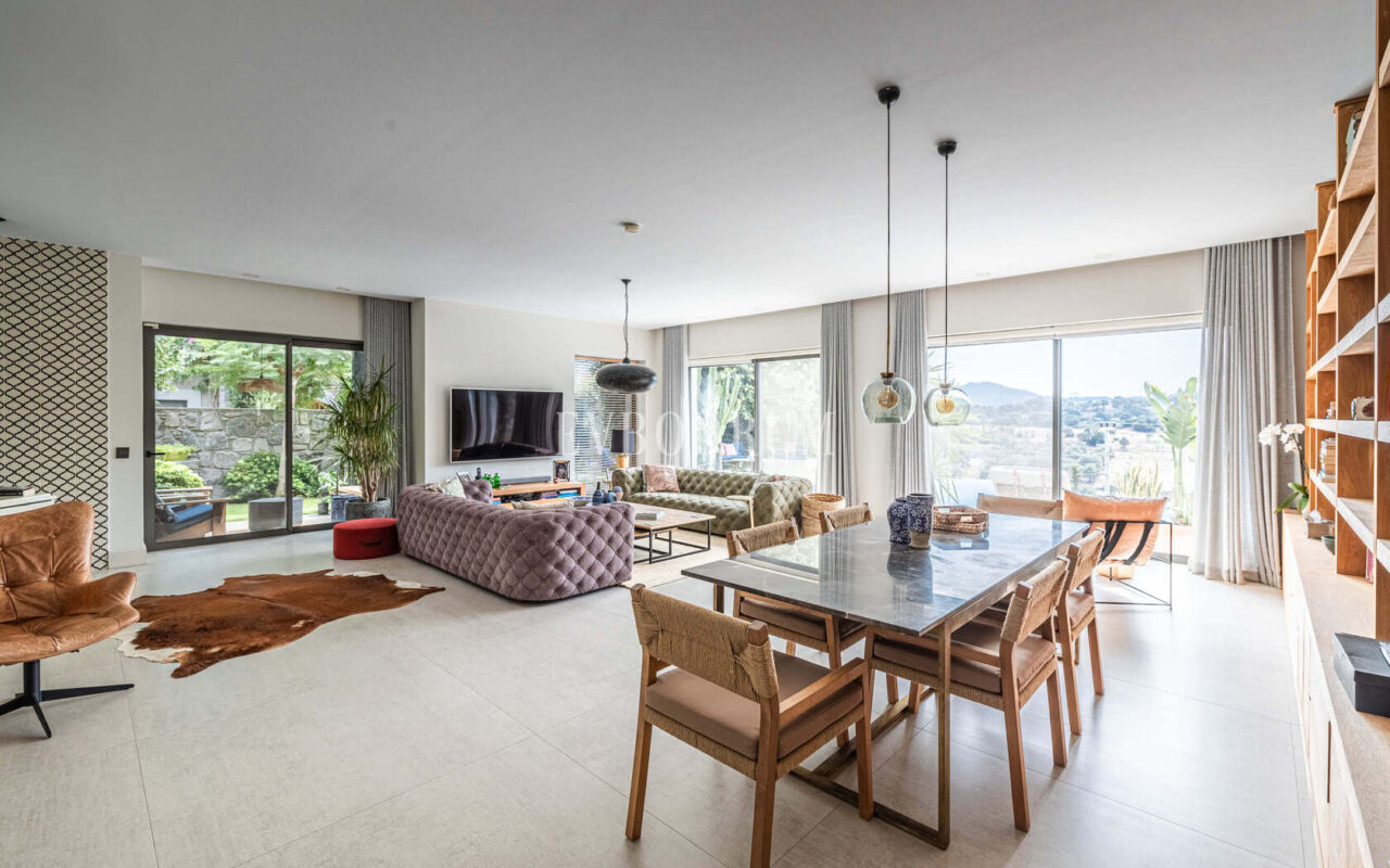 Merkezi lokasyonda zarif, tek katlı, havuzlu villa