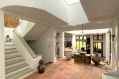 Denize Yürüme Mesafesinde Havuzlu Geniş Villa