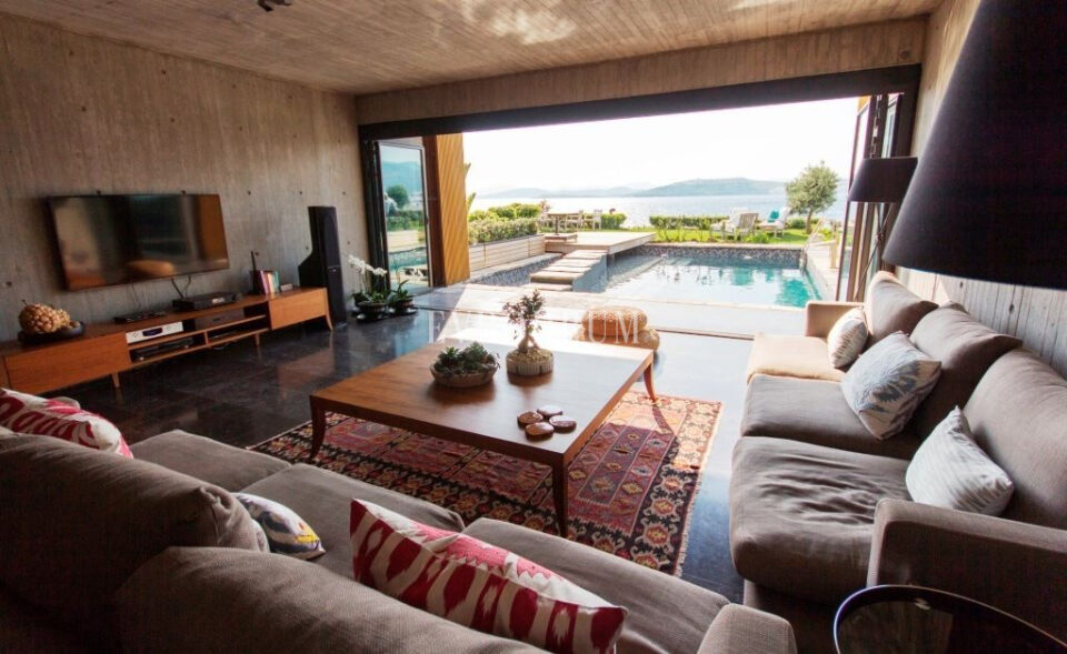 Denize sıfır özel havuzlu villa