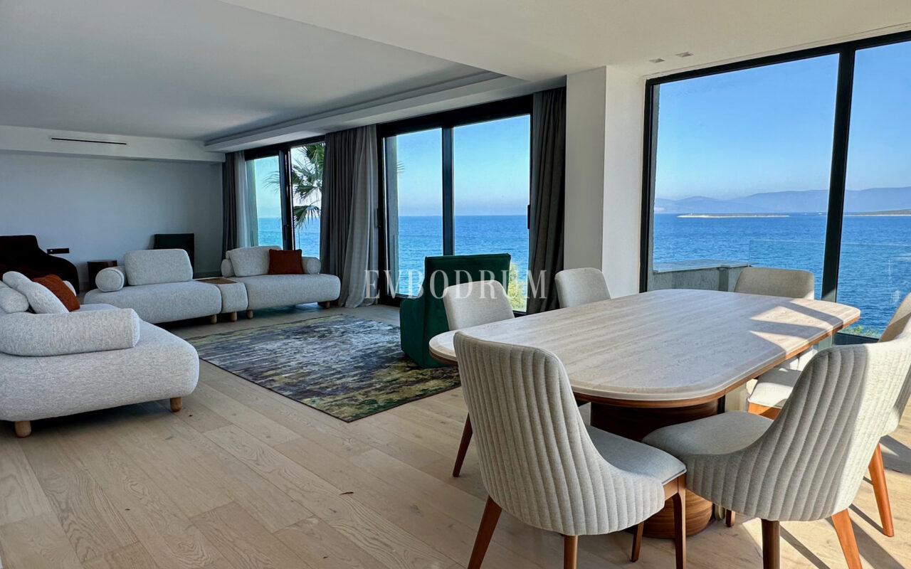 Ön sırada, havuzlu ve plaja erişimli yeni villa