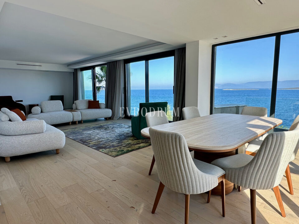 Ön sırada, havuzlu ve plaja erişimli yeni villa – Görsel 16