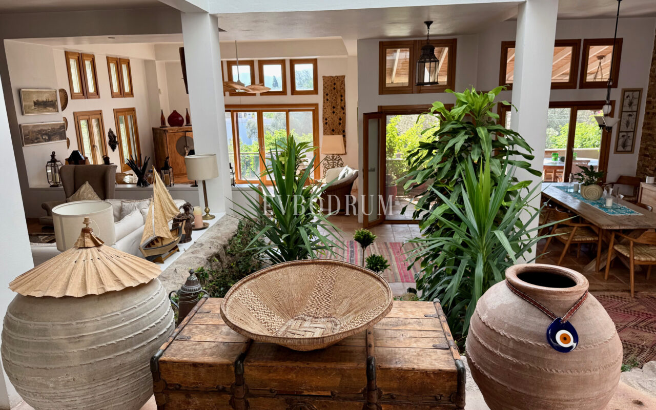 Plaja yürüme mesafesinde, havuzlu ve bahçeli geniş villa