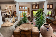 Plaja yürüme mesafesinde, havuzlu ve bahçeli geniş villa