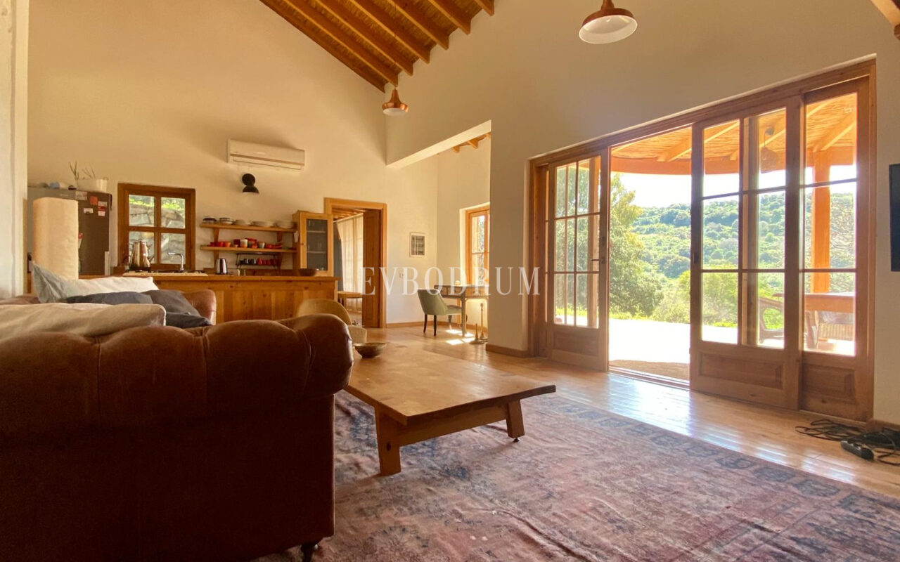 Gümüşlük, Karakaya’da bahçe içinde müstakil taş villa