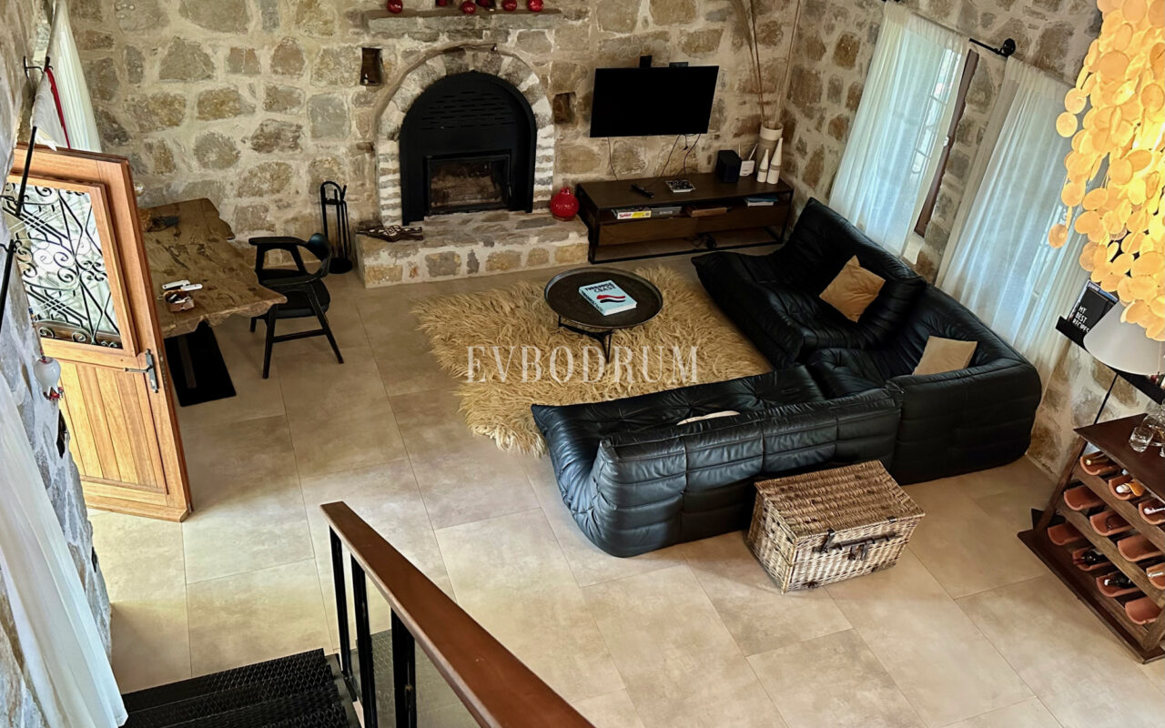 7.970 m2 arazi içinde harika, havuzlu taş ev ve misafirhanesi