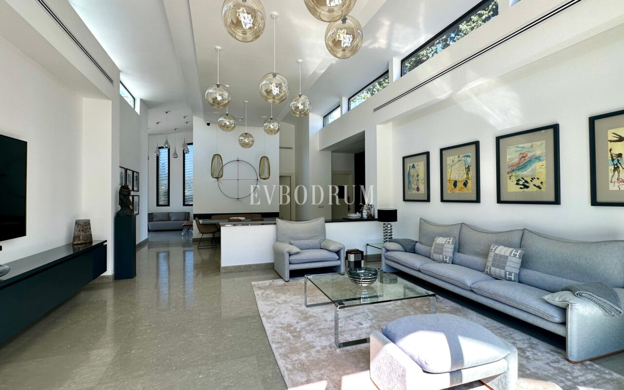 Bitez’de 2 Havuzlu, Misafir Evli Büyük Bahçeli Villa