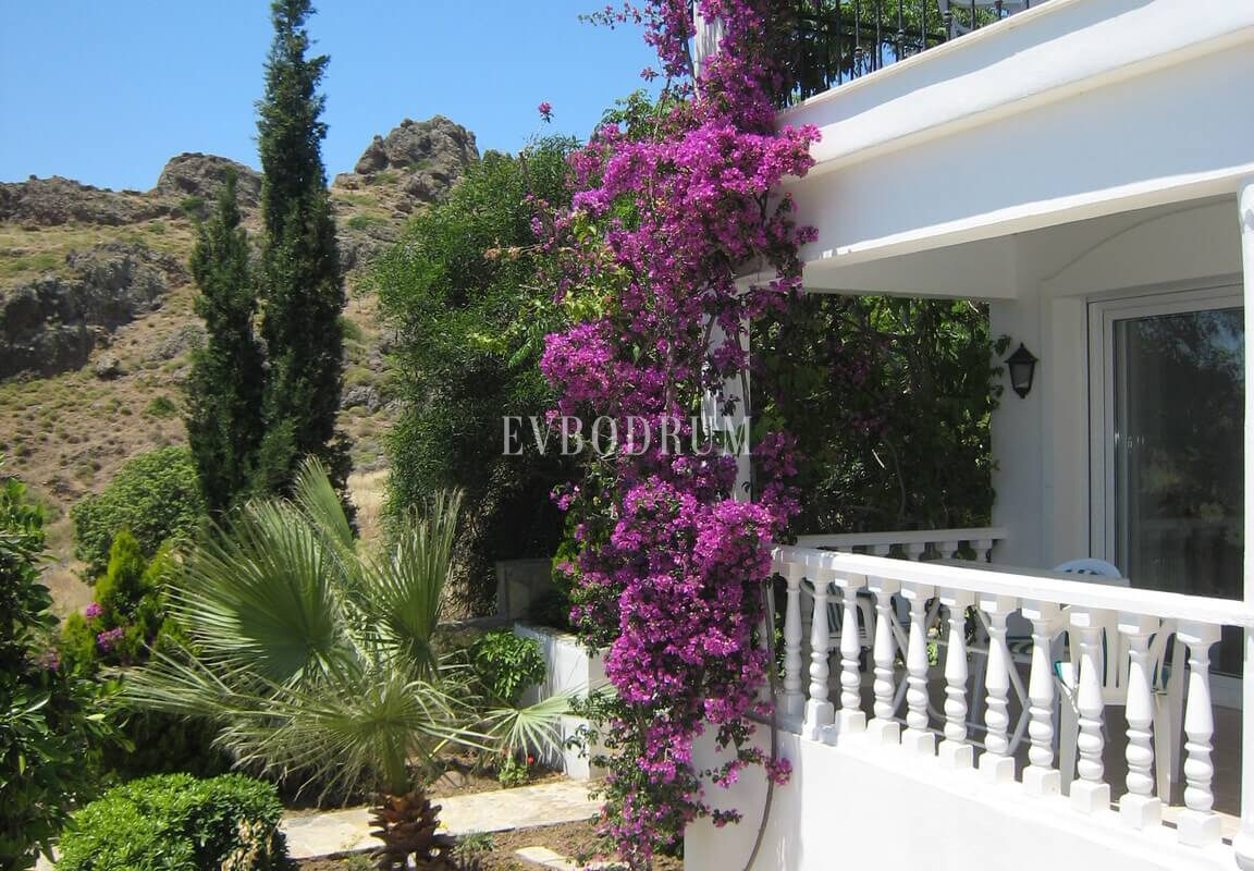 Yalikavak Küdür, önü kapanmaz deniz manzaralı 3 katlı villa