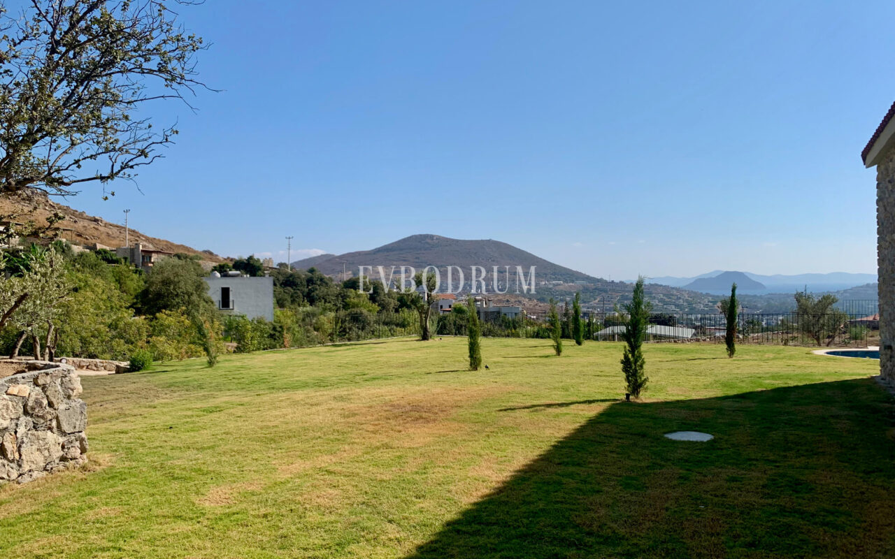 Gümüşlük'te bahçe içinde, havuzlu villa