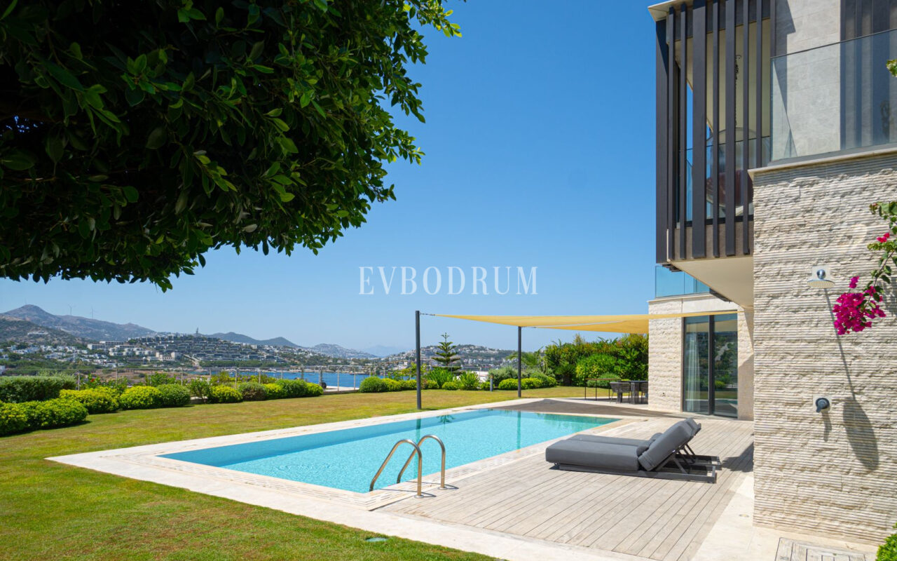 Plajlı sitede, özel havuzlu villa