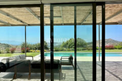 Modern, havuzlu ve geniş bahçeli villa