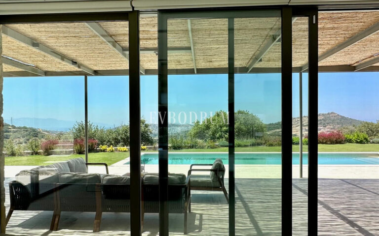 Modern, havuzlu ve geniş bahçeli villa – Görsel 5