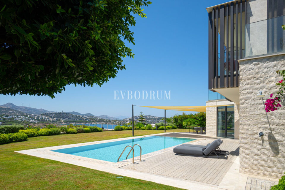 Plajlı sitede, özel havuzlu villa