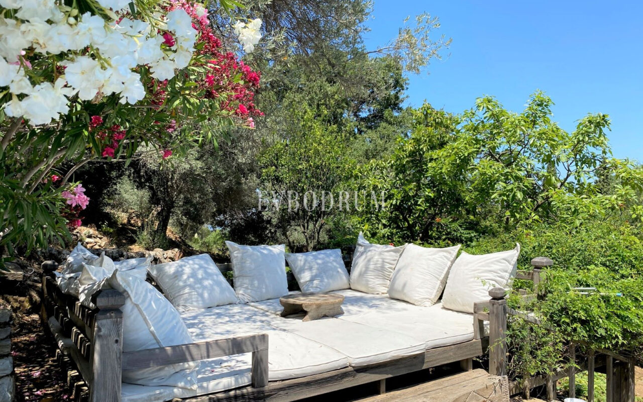 Geniş Bahçeli ve Özel Havuzlu Kiralık Taş Ev