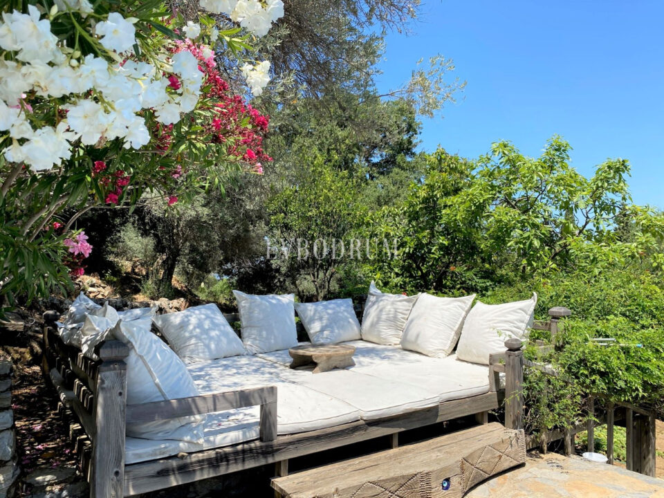 Geniş Bahçeli ve Özel Havuzlu Kiralık Taş Ev