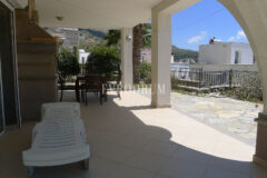 Deniz manzaralı, ortak havuzlu tripleks villa