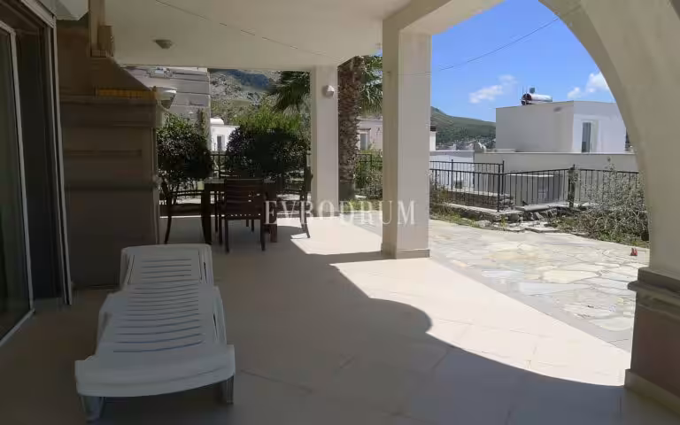 Deniz manzaralı, ortak havuzlu tripleks villa – Görsel 8