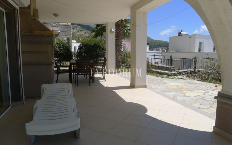 Deniz manzaralı, ortak havuzlu tripleks villa – Görsel 8