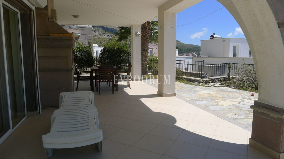 Deniz manzaralı, ortak havuzlu tripleks villa – Görsel 8