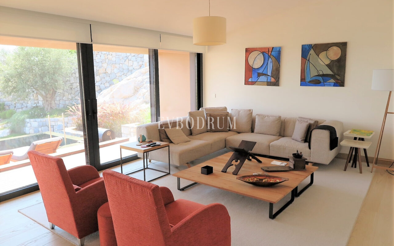 Özel Havuzlu ve Bahçeli Denize Sıfır Villa