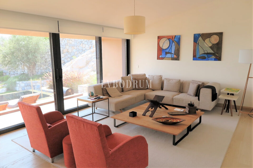 Özel Havuzlu ve Bahçeli Denize Sıfır Villa – Living1