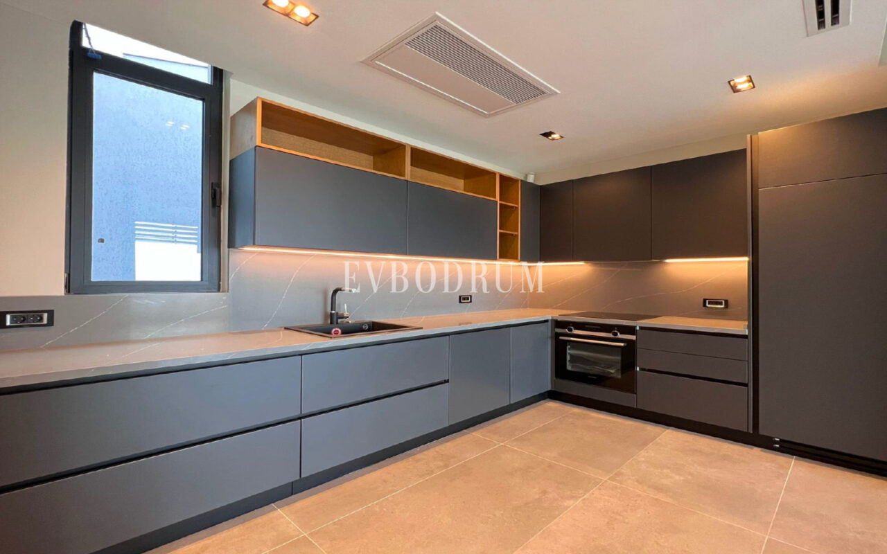 Yeni tamamlanmış, deniz manzaralı, özel havuzlu ve bahçeli villa