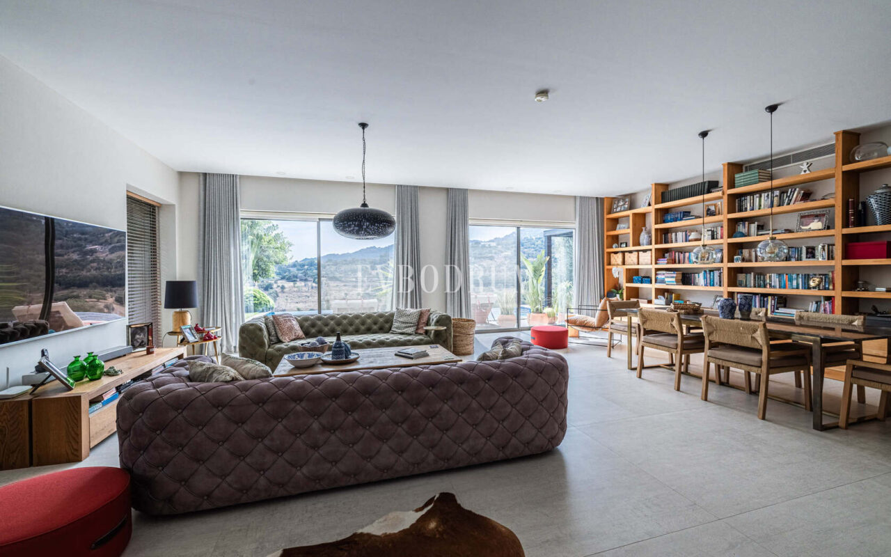 Merkezi lokasyonda zarif, tek katlı, havuzlu villa